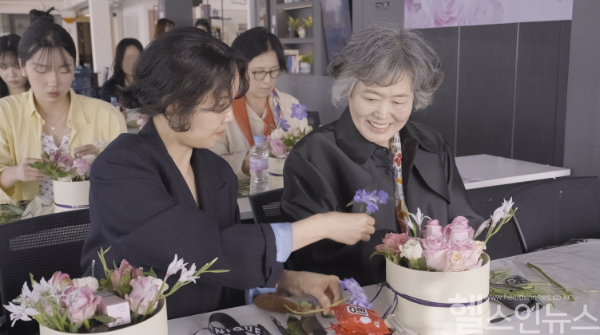 이지듀 기미 앰플 플라워 클래스 ‘로즈위듀’에 참가한 모녀가 함께 기미 앰플 플라워 박스를 꾸미고 있다. (대웅제약 제공)