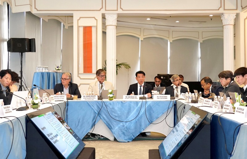 한문희 코레일 사장이(사진 가운데)이 16일 인도 뉴델리에서 UIC 아태지역 총회를 주재하고 있다./코레일