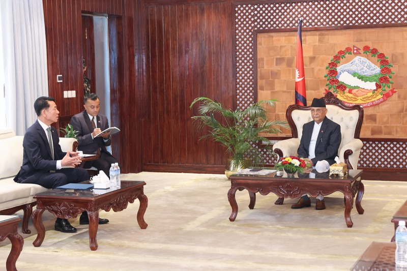 한문희 코레일 사장(사진 맨 왼쪽)이 14일 네팔 카트만두에서 샤르마 올리 네팔 총리(사진 맨 오른쪽)와 만나 상호협력 방안을 논의했다./코레일