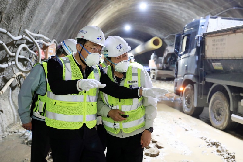 이성해 국가철도공단 이사장(왼쪽)이 16일 월곶~판교 복선전철 6공구 터널 건설현장을 점검하고 있다./국가철도공단