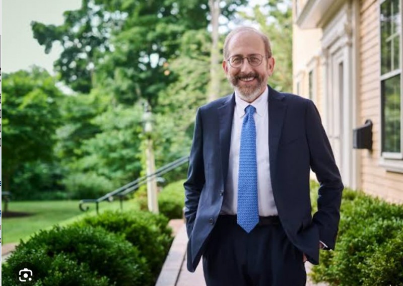 트럼프 행정부에 정면으로 맞서고 있는 앨런 가버 하버드대 총장은 자신의 연봉 25%를 자진 삭감하겠다고 밝혔다. 사진=하버드대 홈피 캡처