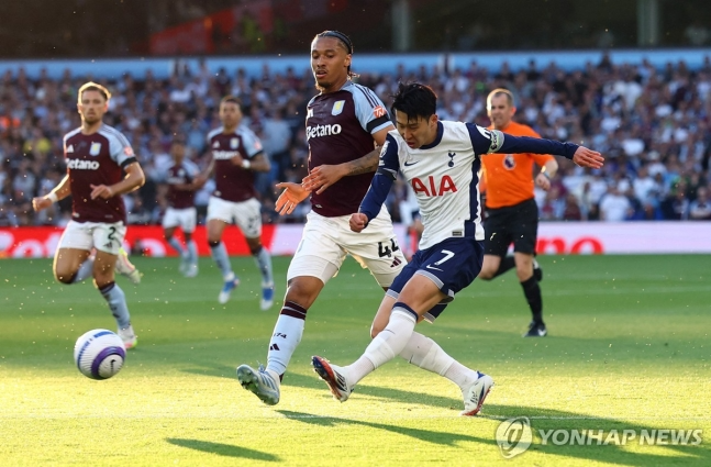 크로스 시도하는 손흥민(7번).