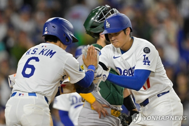 홈런 세리머니를 하는 김혜성(왼쪽)과 오타니.