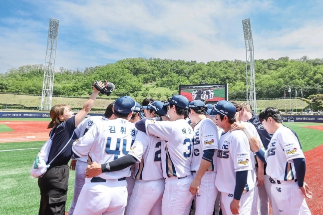 17일 울산 경기 승리 후 기뻐하는 NC 선수단