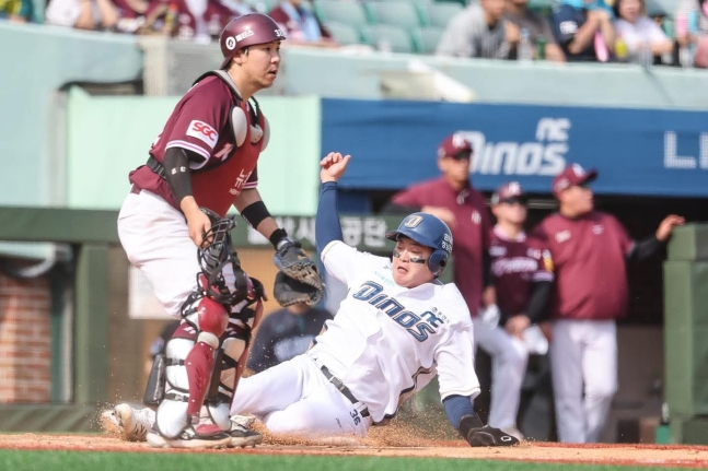5회 김형준의 안타 때 득점하는 NC 권희동