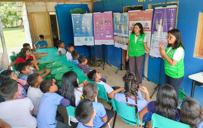 8일(현지시간) 국제위러브유 회원들이 브라질 호라이마주 파라카이마 지역 아마존 원주민 마을을 찾아 어린이들의 위생 인식을 개선하고 올바른 손 씻기 방법을 알려주는 위생교육을 실시했다.