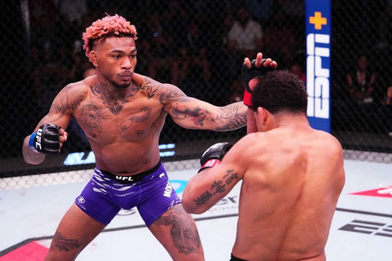 마이클 모랄레스(vs 길버트 번즈)