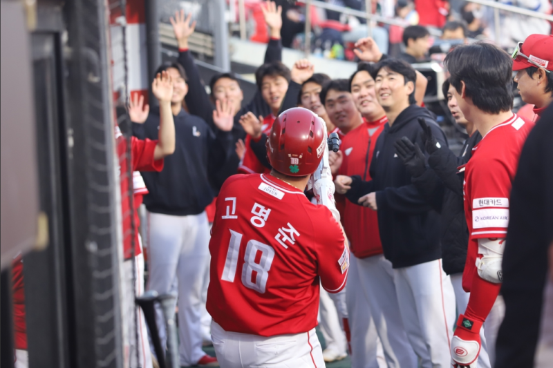 SSG 고명준, 한화전서 4타점 '원맨쇼'... 스리런 홈런으로 쐐기