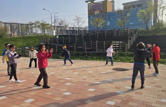 파주보건소가 3월 31일부터 6월 22일까지 시민의 걷기 실천을 유도하기 위한 ‘하루 6,000보 걷기 챌린지’를 운영 중이다. (파주시 제공)