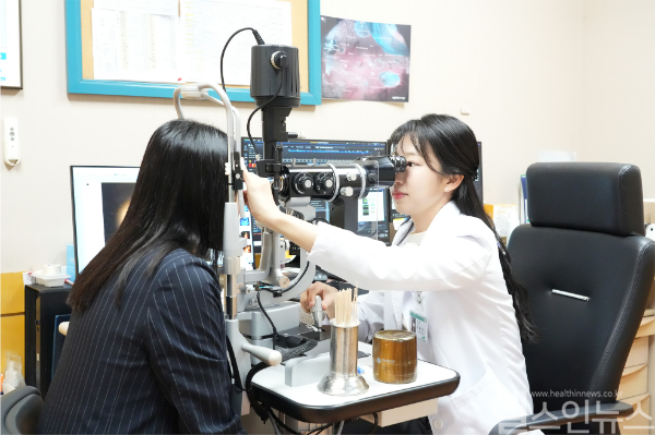 장윤경 분당제생병원 안과 과장이 진료하는 모습 (분당제생병원 제공)