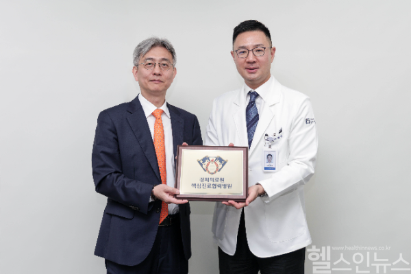 현판 전달 모습. (좌측부터) 안형준 경희대병원 진료협력센터장, 이평원 서울특별시 동부병원 병원장 순 (경희대학교병원 제공)