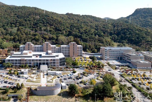 화순전남대병원 전경 사진. 오른쪽은 미래의료혁신센터 모습 (화순전남대병원 제공)