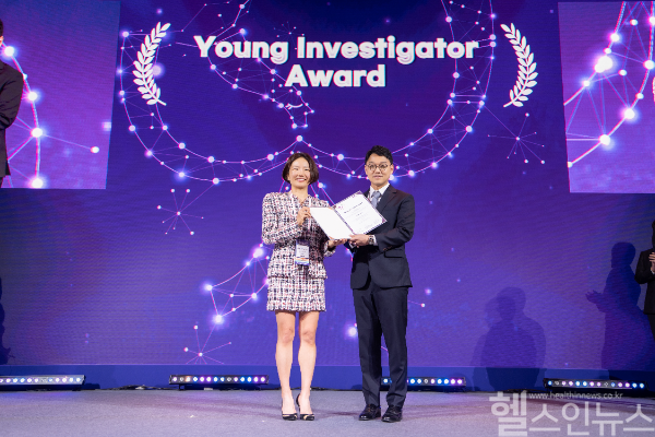 김태형 노원을지대병원 방사선종양학과 교수(사진 우측)가 세계유방암학회서 젊은 연구자상을 수상했다. (노원을지대병원 제공)