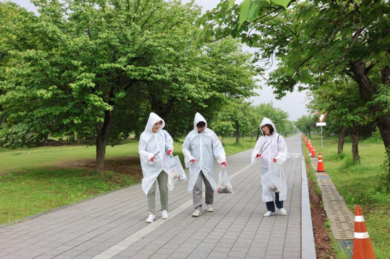 지난 16일, 경륜경정총괄본부 임직원들이 미사경정공원 겹벚꽃길에서 쓰담 걷기를 하고 있다.