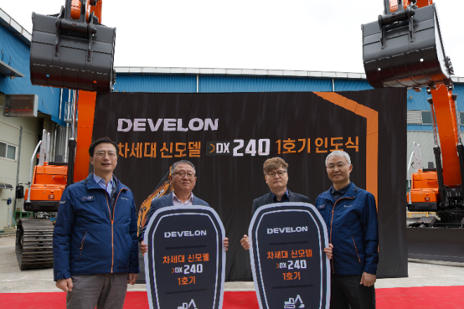 HD현대인프라코어는 19일 인천 본사에서 24t급 디벨론 굴착기 1호기 전달식을 개최했다. 왼쪽부터 문재영 HD현대인프라코어 건설기계사업본부장, 황의병 하나종합중기 대표, 이용철 청림환경 대표, 오승현 HD현대인프라코어 사장 ⓒHD현대인프라코어