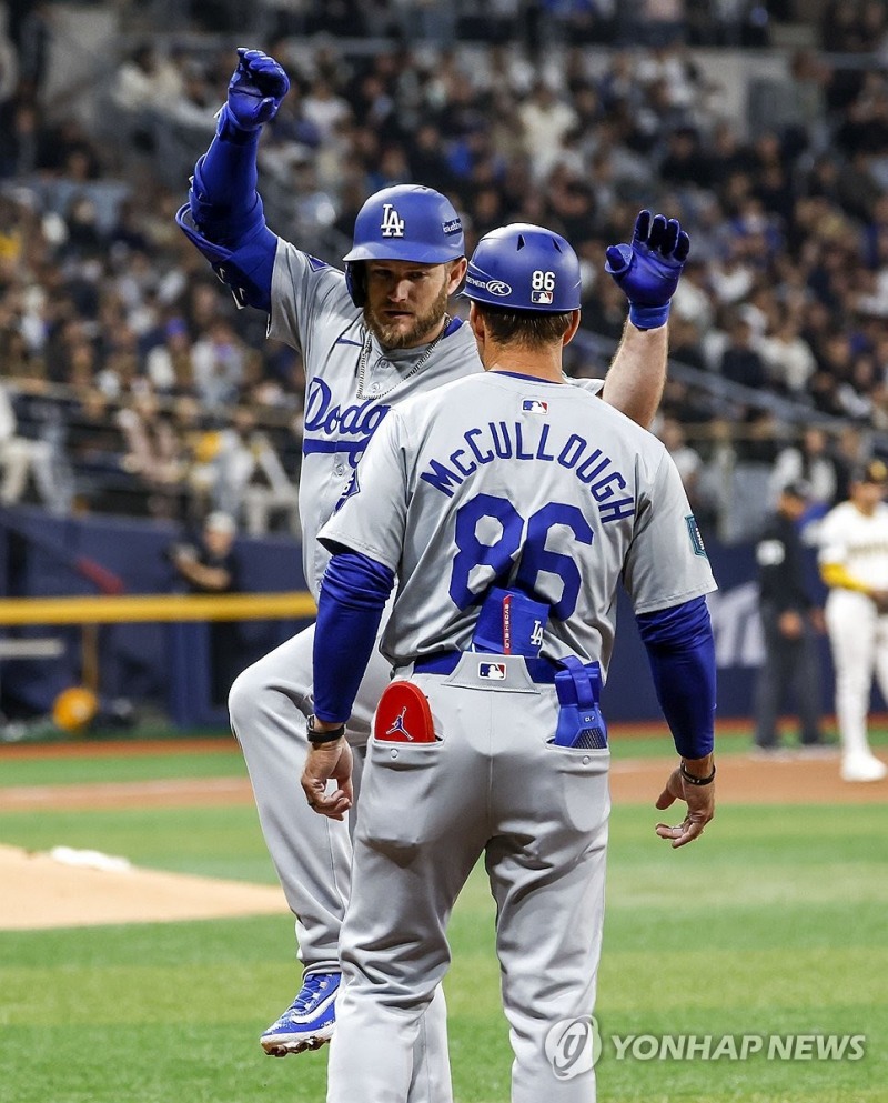 안타를 친 후 세리머니를 하고 있는 맥스 먼시