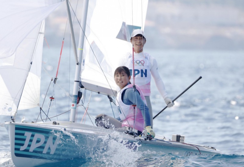 2024 파리 올림픽 요트 470급에서 은메달을 획득한 일본 오카다 케이주-요시오카 미호조