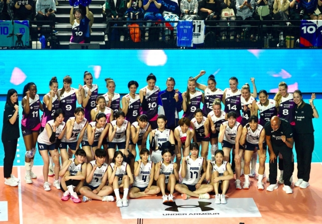 세계올스타팀과 한국 여자배구 대표팀의 기념 촬영