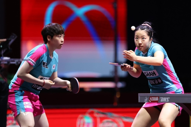 세계탁구선수권 여자복식에 나선 신유빈(오른쪽)과 유한나