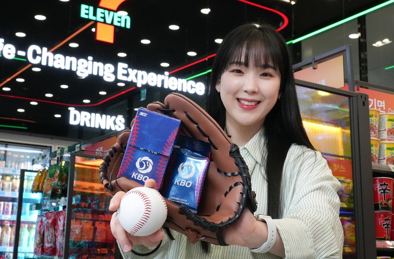 세븐일레븐이 야구팬들의 뜨거운 관심을 모았던 KBO 프로야구 카드를 한층 업그레이드해 다시 선보인다. (세븐일레븐 제공)