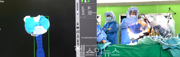 환자 맞춤 보존형 로봇인공관절수술을 집도하고 있는 김중일 교수 (한림대학교강남성심병원 제공)