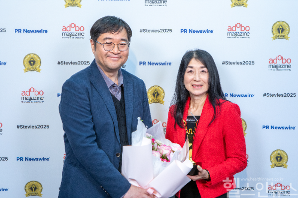 최성혜 대한치매학회 이사장(오른쪽)과 이찬녕 수련이사(왼쪽)가 지난 13일 ‘2025 아시아 퍼시픽 스티비 어워즈’ 시상식에서 금상 수상 후 기념 촬영을 하고 있다. (대한치매학회 제공)