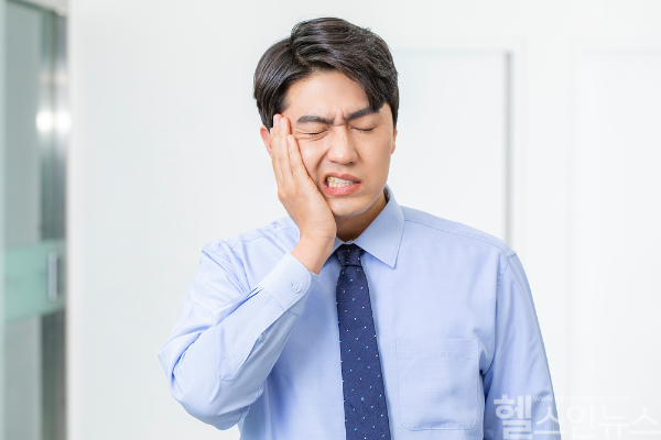 치주질환이 전신 건강은 물론 발기부전 위험까지 높일 수 있어 철저한 구강 관리가 필요하다. (클립아트코리아)