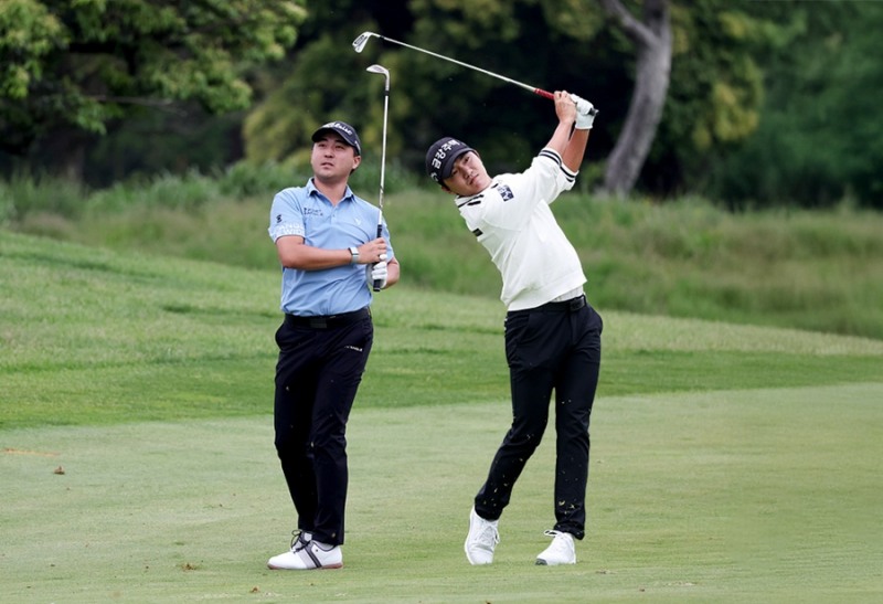 제네시스 포인트 2위 이태훈(왼쪽)과 3위 옥태훈. /KPGA