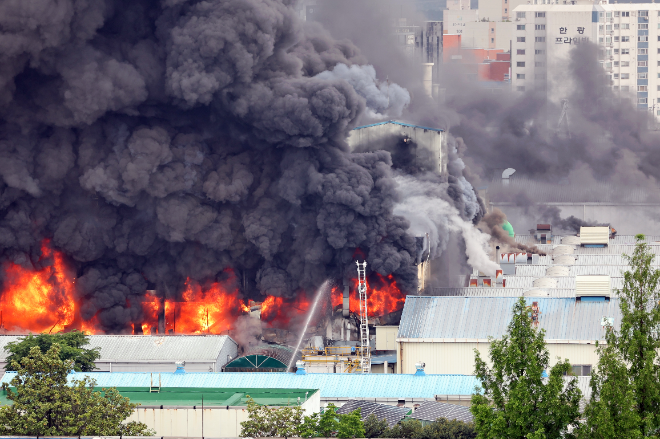 지난 17일 오전 광주 광산구 송정동 금호타이어 광주공장에서 불이 나 검은 연기가 치솟고 있다.ⓒ연합뉴스