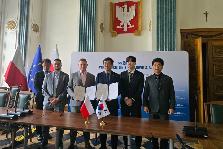 마치에 카초렉 폴란드철도시설공사 전략개발이사(왼쪽 두 번째)와 윤학선 국가철도공단 글로벌사업본부장(왼쪽 세 번째)이 19일(현지시간) 폴란드 바르샤바에서 철도 협력 양해각서(MOU) 체결한 후 관계자들과 기념촬영을 하고 있다./국가철도공단