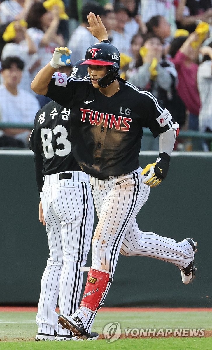 만루홈런치고 3루 베이스 도는 송찬의