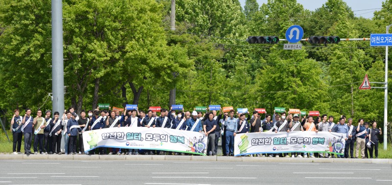 울산지역 안전문화 실천추진단은 지난 19일 울산 여천오거리에서 안전메시지 확산 캠페인을 전개했다./안전보건공단 울산광역본부