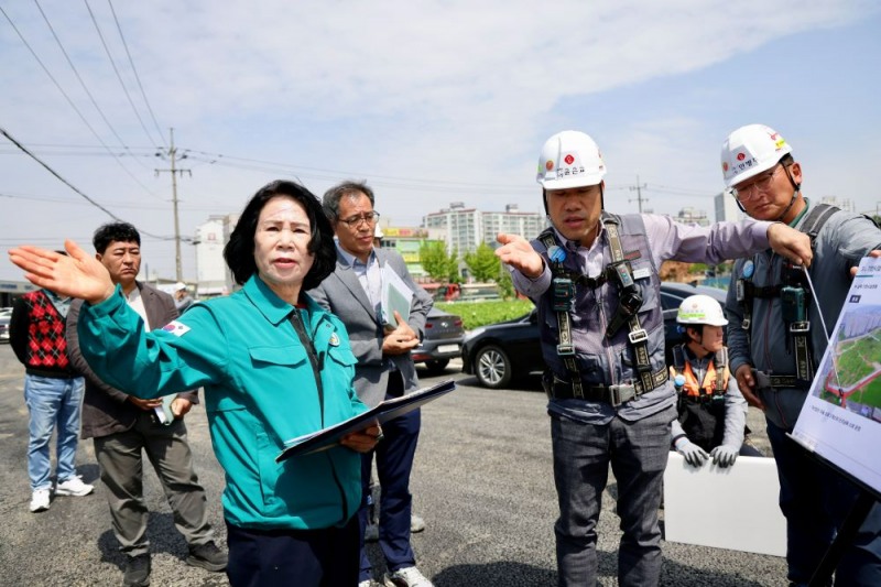 김행금 천안시의장이 주민 민원이 제기된 지역 현장을 살펴보고 있다. (천안시의회 제공)