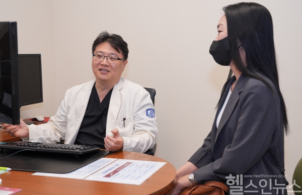 서울성모병원에서 신장이식 수술 준비 중 위암을 진단받았던 이보영 환자가 지난 20일 정기 외래진료를 위해 주치의 정병하 신장내과 교수를 찾았다. 환자는 위암수술과 남편의 신장 기증으로 이식수술을 받고 건강을 되찾았다. (서울성모병원 제공)