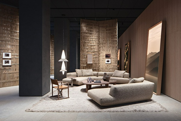 (사진) 2025 밀라노 디자인 위크에서 선보인 플렉스폼의 신제품 컬렉션 <라운지스케이프>를 전 세계 최초로 한국에서 만나볼 수 있다.