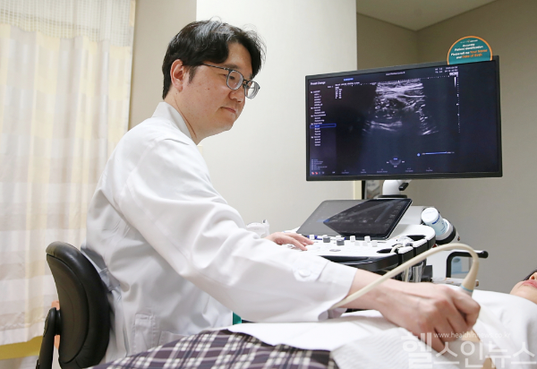 황성욱 서울아산병원 염증성장질환센터 소화기내과 교수가 염증성장질환 환자에게 장초음파 검사를 시행하고 있다. (서울아산병원 제공)