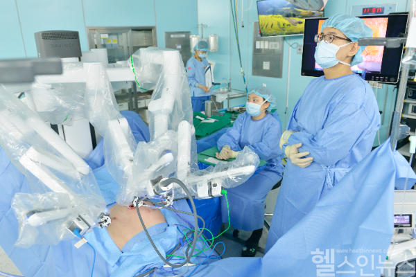 로봇탈장수술을 시행 중인 손정탁 에이치플러스 양지병원 외과 전문의 (에이치플러스 양지병원 제공)