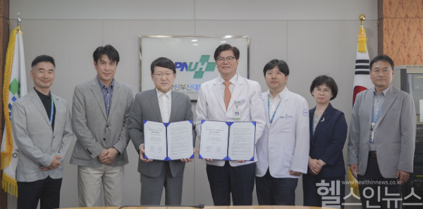 김용식 인공지능 헬스케어 스타트업 퍼즐에이아이 대표(죄측 세번째)와 이상돈 양산부산대학병원 병원장(좌측 네번째)이 스마트 질료 및 환작케어 시스템 구축을 위한 업무협약식을 가졌다. (퍼즐에이아이 제공)