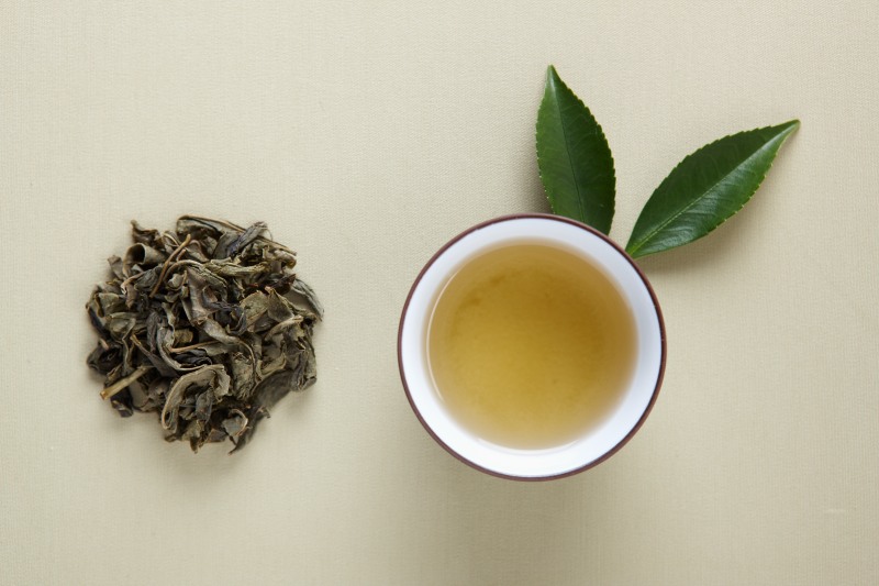 녹차는 말차와 같은 차나무 잎을 사용하지만, 가공 방식에서 차이가 난다. 또한 녹차는 대부분 찻잎을 따뜻한 물에 우려내 마시는 방식으로 즐긴다. (클립아트코리아)