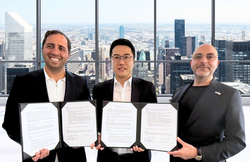 (왼쪽 Empire Capital Holdings의 Ebi Khalili, 중앙 코리니 문태영 대표, 오른쪽 Empire Capital Holdings의 Josh Arash Rahmani)