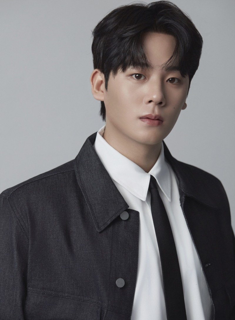 이정하, 새 프로필 공개…부드러움과 강인함 공존하는 얼굴