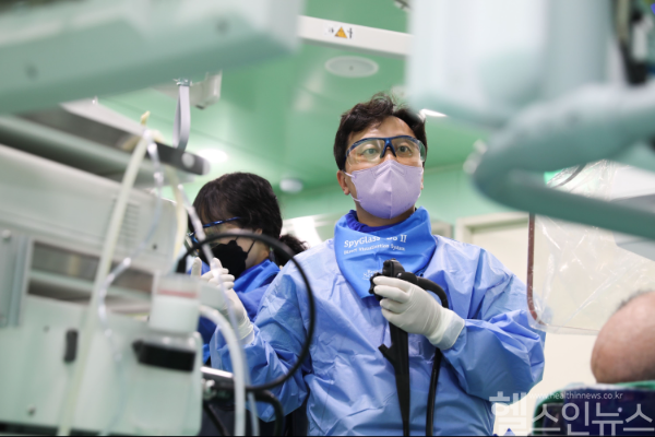 초음파내시경 중재술을 시행하고 있는 박세우 교수 (한림대동탄성심병원 제공)