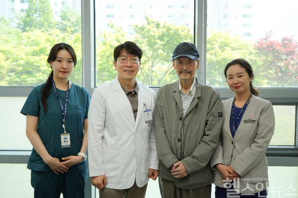 수술 후 건강하게 회복한 73세 위암 환자(오른쪽 두 번째)가 오성진 해운대백병원 위암센터 교수(왼쪽 두 번째)와 함께 기념촬영을 하고 있다. (해운대백병원 제공)