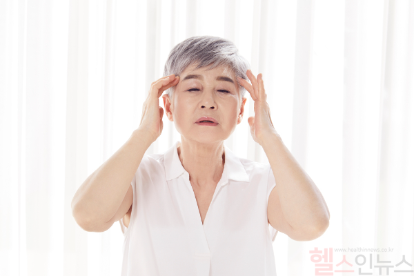 식후 어지럼증이나 피로감이 반복된다면 '식후 저혈압'을 의심하고, 특히 노년층은 식사 습관 조절과 약물 확인이 중요하다. (클립아트코리아)