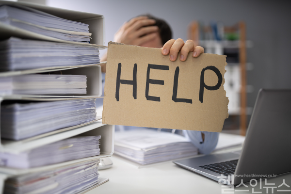 장시간 노동은 단순한 피로를 넘어 뇌 구조의 변화를 초래하고, 이는 감정, 사고, 관계 등 전반적인 삶의 질에 심각한 영향을 미친다는 연구 결과가 발표됐다. (클립아트코리아)