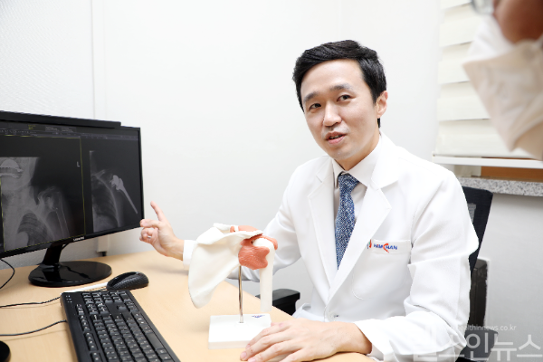 최경원 힘찬병원 어깨클리닉 원장이 환자에게 역행성 인공관절수술에 대해 설명하고 있다. (힘찬병원 제공)