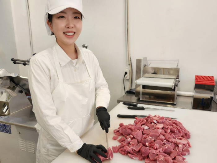 권수영 티라노축산 대표가 고기를 소분하고 있다.