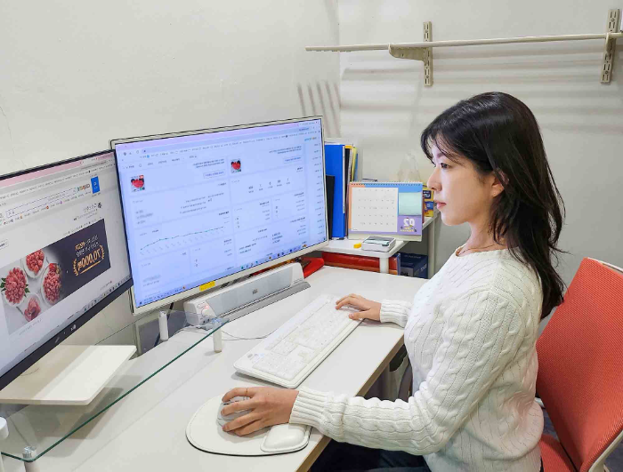 쿠팡 마켓플레이스 권수영 티라노축산 대표가 쿠팡 사이트를 살펴보고 있다.