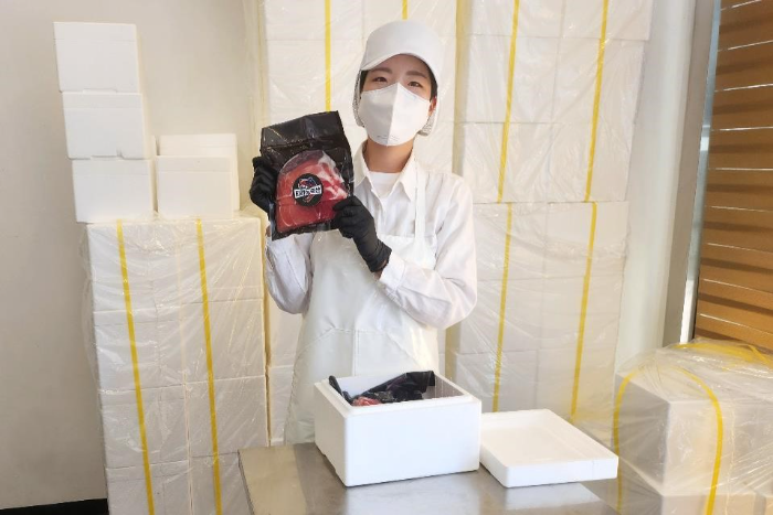 쿠팡 마켓플레이스 판매자 권수영 티라노축산 대표가 쿠팡 납품 상품을 들고 있다.