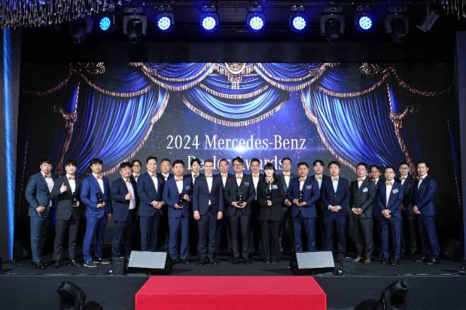 지난 15일 서울 중구 반얀트리 클럽 앤 스파 서울에서 개최된 '2024 메르세데스-벤츠 코리아 딜러 어워드' 수상자들이 기념촬영을 하고 있다. ⓒ한성자동차